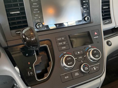 Used 2018 Toyota Sienna XLE w/ XLE Navigation Package FWD image 11