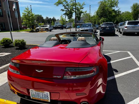 Used 2010 Aston Martin V8 Vantage Roadster image 2