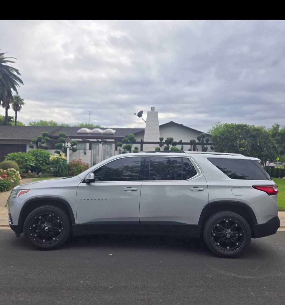 Used 2018 Chevrolet Traverse LT FWD image 1