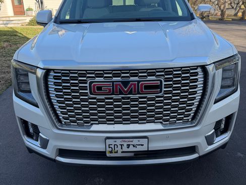 Used 2022 GMC Yukon XL Denali image 2