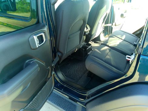 Used 2025 Jeep Wrangler Unlimited Sport AWD/4WD image 4
