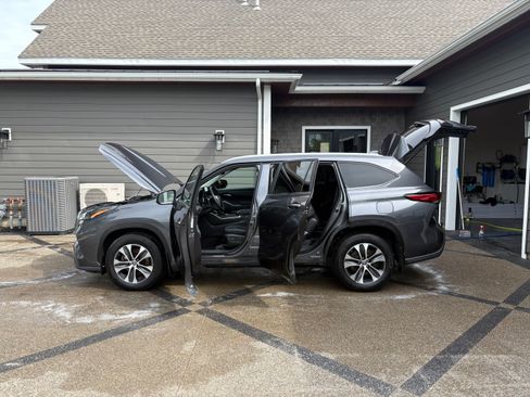 Used 2023 Toyota Highlander XLE AWD/4WD image 14
