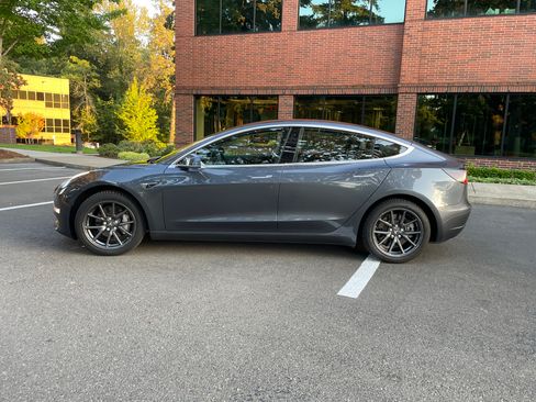Used 2018 Tesla Model 3 Long Range image 9