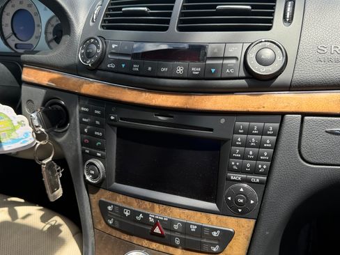 Used 2009 Mercedes-Benz E 550 Sedan image 25