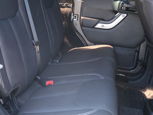 Used 2017 Jeep Wrangler Unlimited Rubicon w/ Connectivity Group image 24