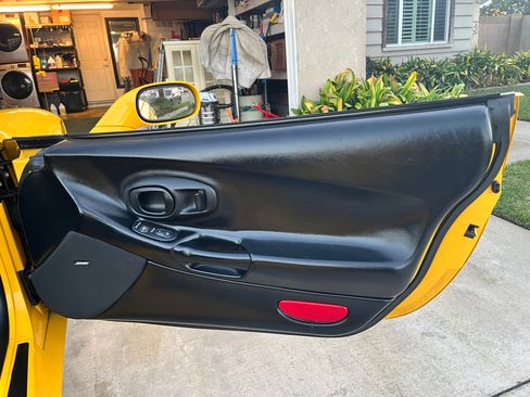 Used 2000 Chevrolet Corvette Convertible w/ Performance Handling Pkg image 18