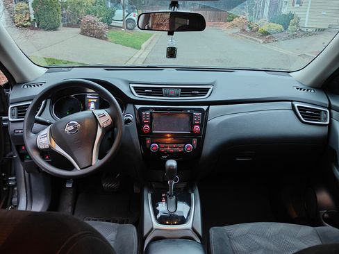 Used 2015 Nissan Rogue SV w/ SV Premium Package image 16