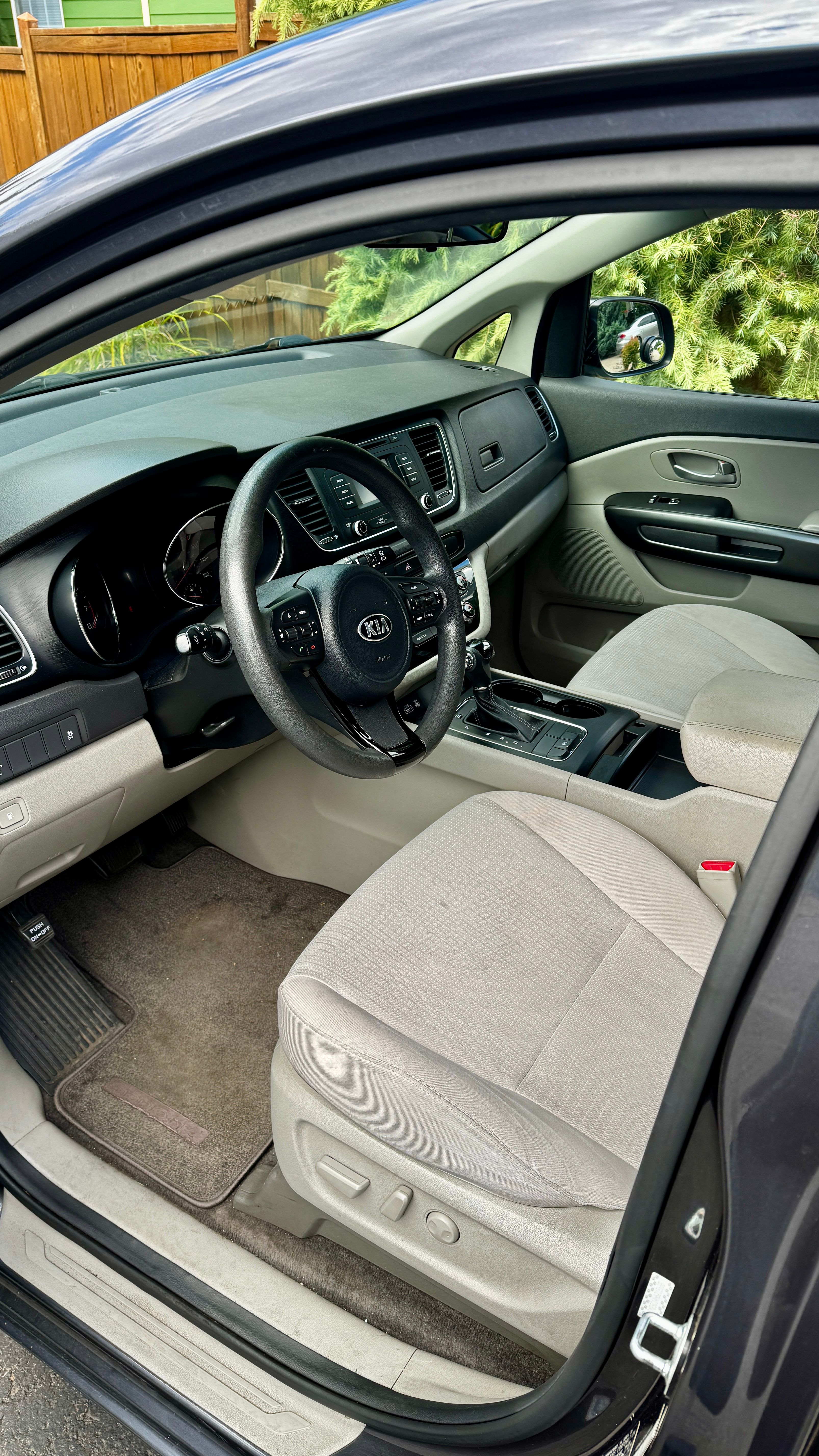 Used 2017 Kia Sedona LX FWD image 9