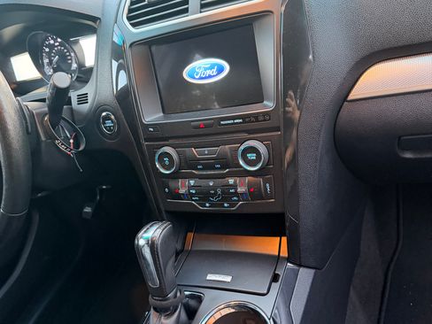 Used 2017 Ford Explorer XLT w/ Equipment Group 202A FWD image 9