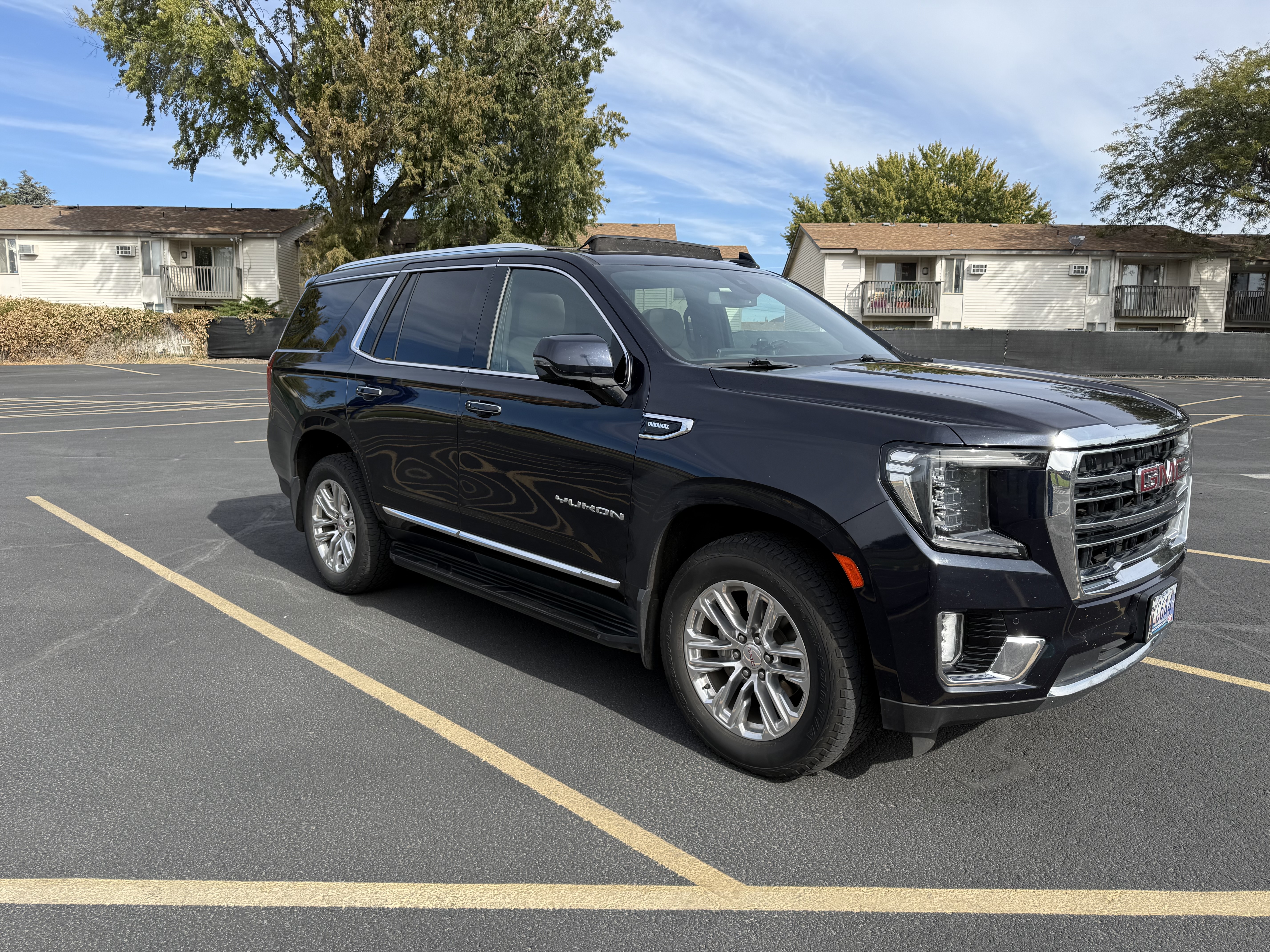 Used 2022 GMC Yukon SLT w/ SLT Premium Package AWD/4WD image 2