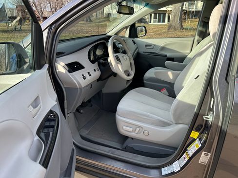 Used 2012 Toyota Sienna LE image 9