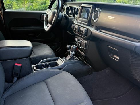 Used 2019 Jeep Wrangler Unlimited Sahara AWD/4WD image 15