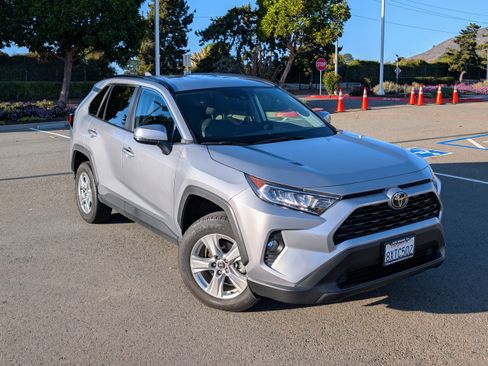 Used 2021 Toyota RAV4 XLE image 1