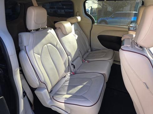 Used 2017 Chrysler Pacifica Limited w/ UConnect Theater Package image 14