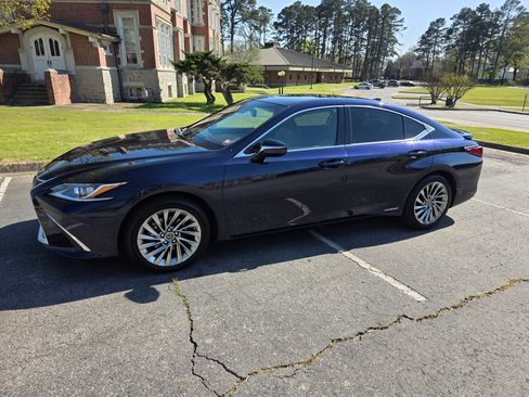 Used 2019 Lexus ES 300h w/ Accessory Package image 6