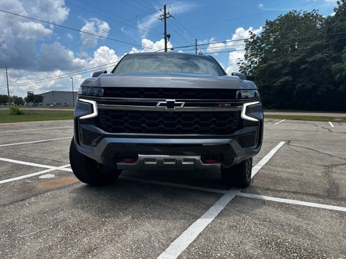 Used 2022 Chevrolet Tahoe Z71 w/ Luxury Package AWD/4WD image 2