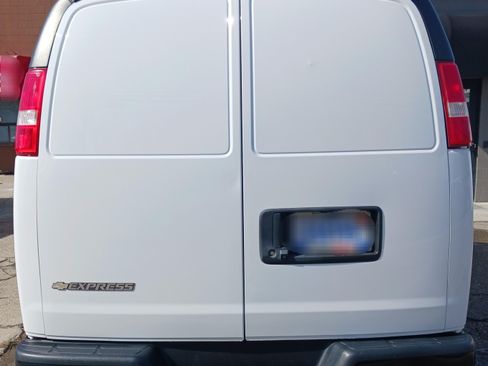 Used 2018 Chevrolet Express 2500 w/ Driver Convenience Package image 8