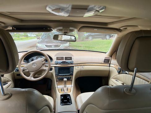 Used 2007 Mercedes-Benz E 550 4MATIC Sedan image 6