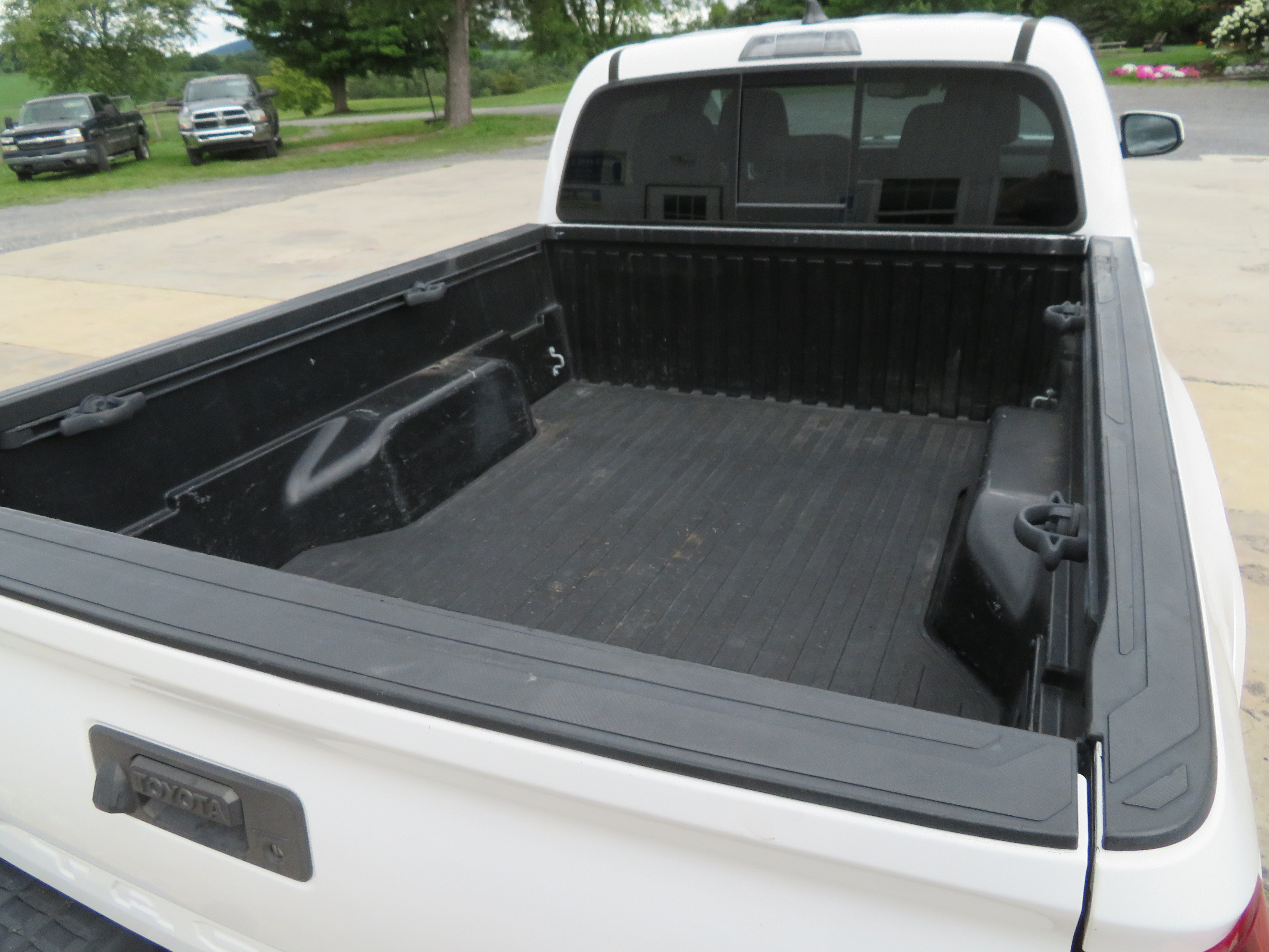 Used 2019 Toyota Tacoma SR5 AWD/4WD image 16
