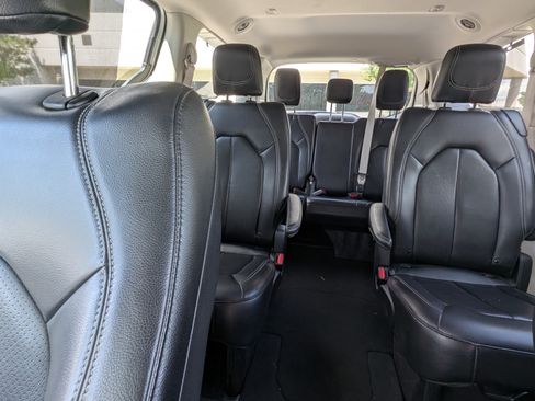 Used 2022 Chrysler Pacifica Touring-L image 13