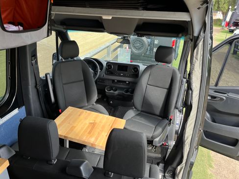 Used 2021 Mercedes-Benz Sprinter 2500 image 9