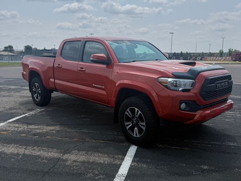 Used 2016 Toyota Tacoma TRD Sport AWD/4WD image 5