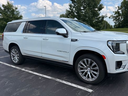 Used 2024 GMC Yukon XL Denali w/ Advanced Technology Package AWD/4WD image 8