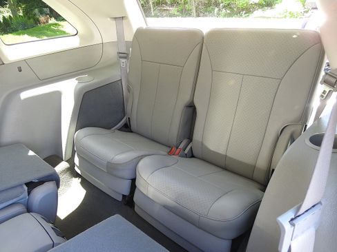 Used 2008 Chrysler Pacifica Limited w/ Rear Back-up Camera Group FWD image 8