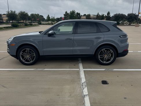 Used 2024 Porsche Cayenne AWD/4WD image 5