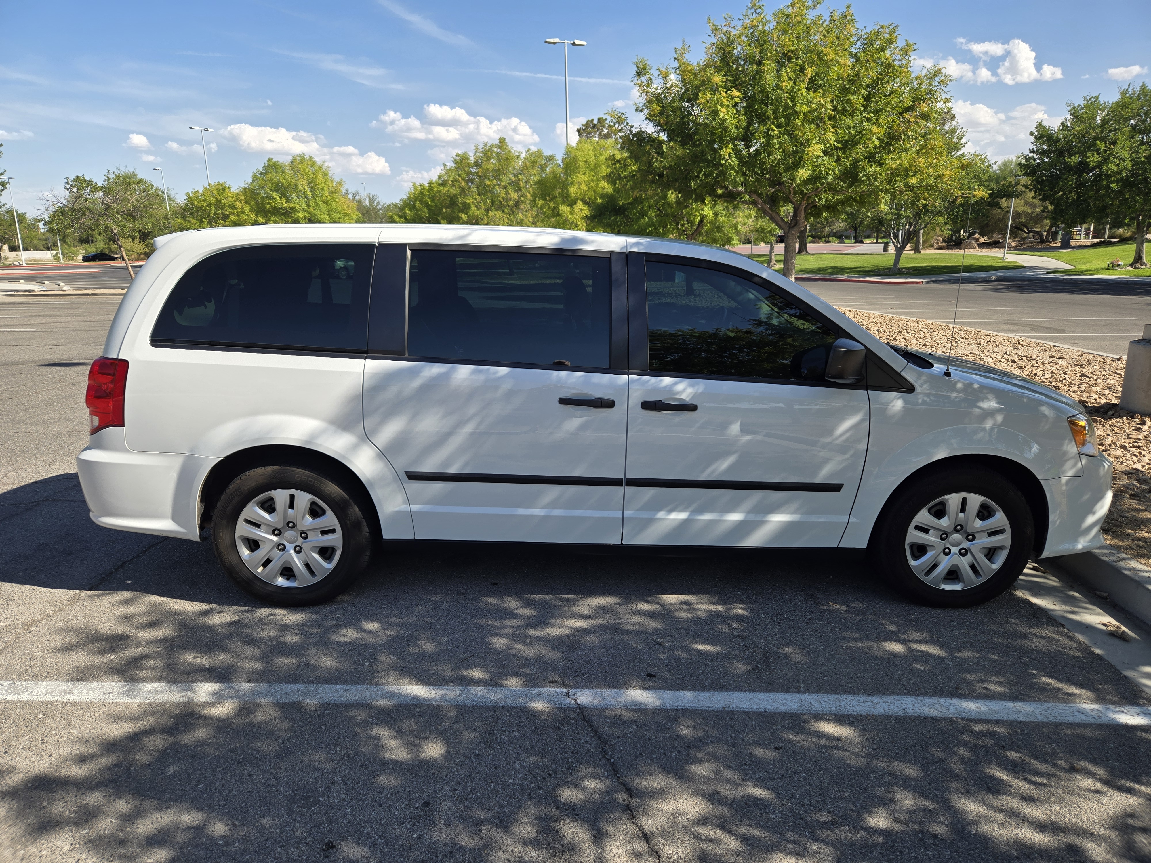 Used 2015 Dodge Grand Caravan American Value Package w/ UConnect Hands-Free Group FWD image 6