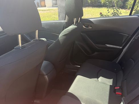Used 2016 MAZDA MAZDA3 i Touring w/ Popular Equipment Package FWD image 9