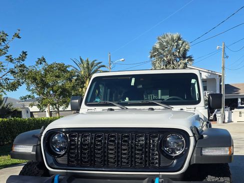 Used 2024 Jeep Wrangler Unlimited image 8