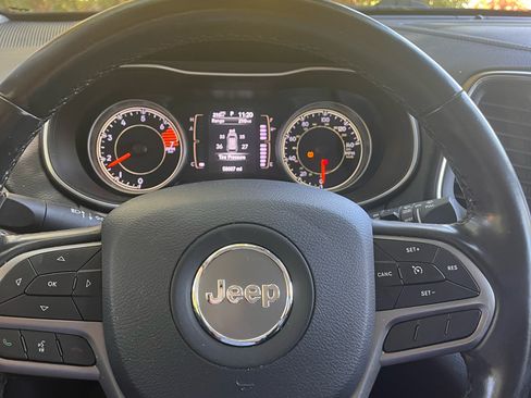 Used 2021 Jeep Cherokee Latitude Plus FWD image 8