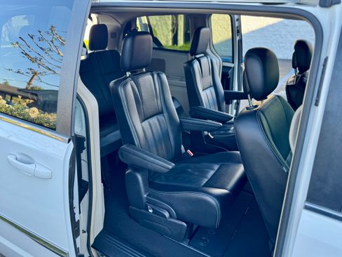 Used 2016 Chrysler Town & Country Touring image 15