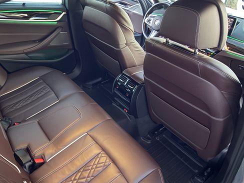 Used 2023 BMW M550i xDrive w/ Dynamic Handling Package image 25