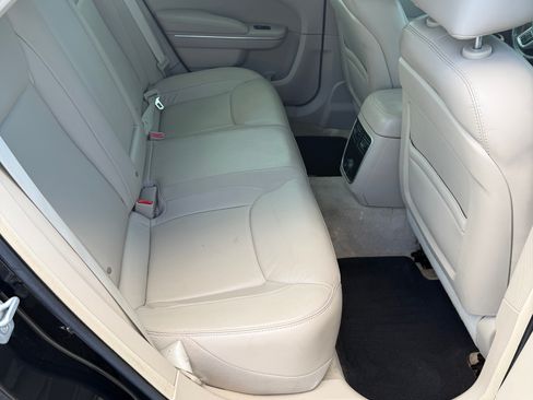 Used 2014 Chrysler 300 w/ Driver Convenience Group RWD image 6
