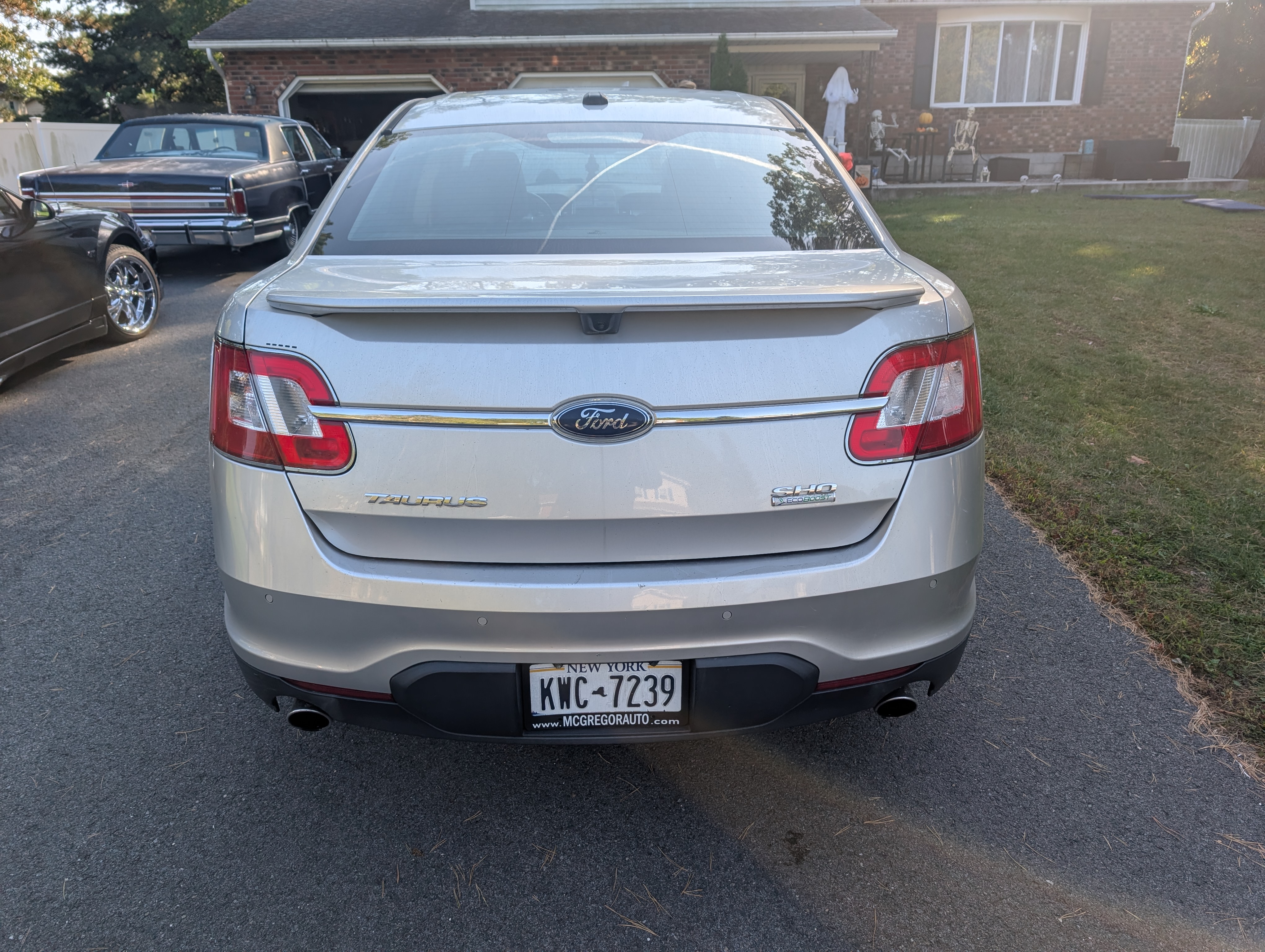 Used 2010 Ford Taurus SHO AWD/4WD image 2