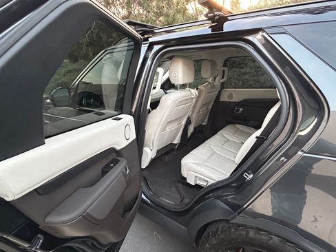 Used 2019 Land Rover Discovery HSE image 4