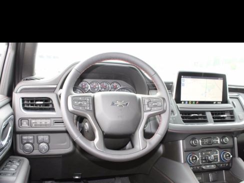 Used 2021 Chevrolet Suburban RST w/ Luxury Package image 12