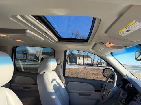 Used 2010 GMC Yukon XL SLT w/ SLT-2 Equipment Package image 13