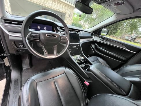 Used 2022 Jeep Grand Cherokee Limited AWD/4WD image 2