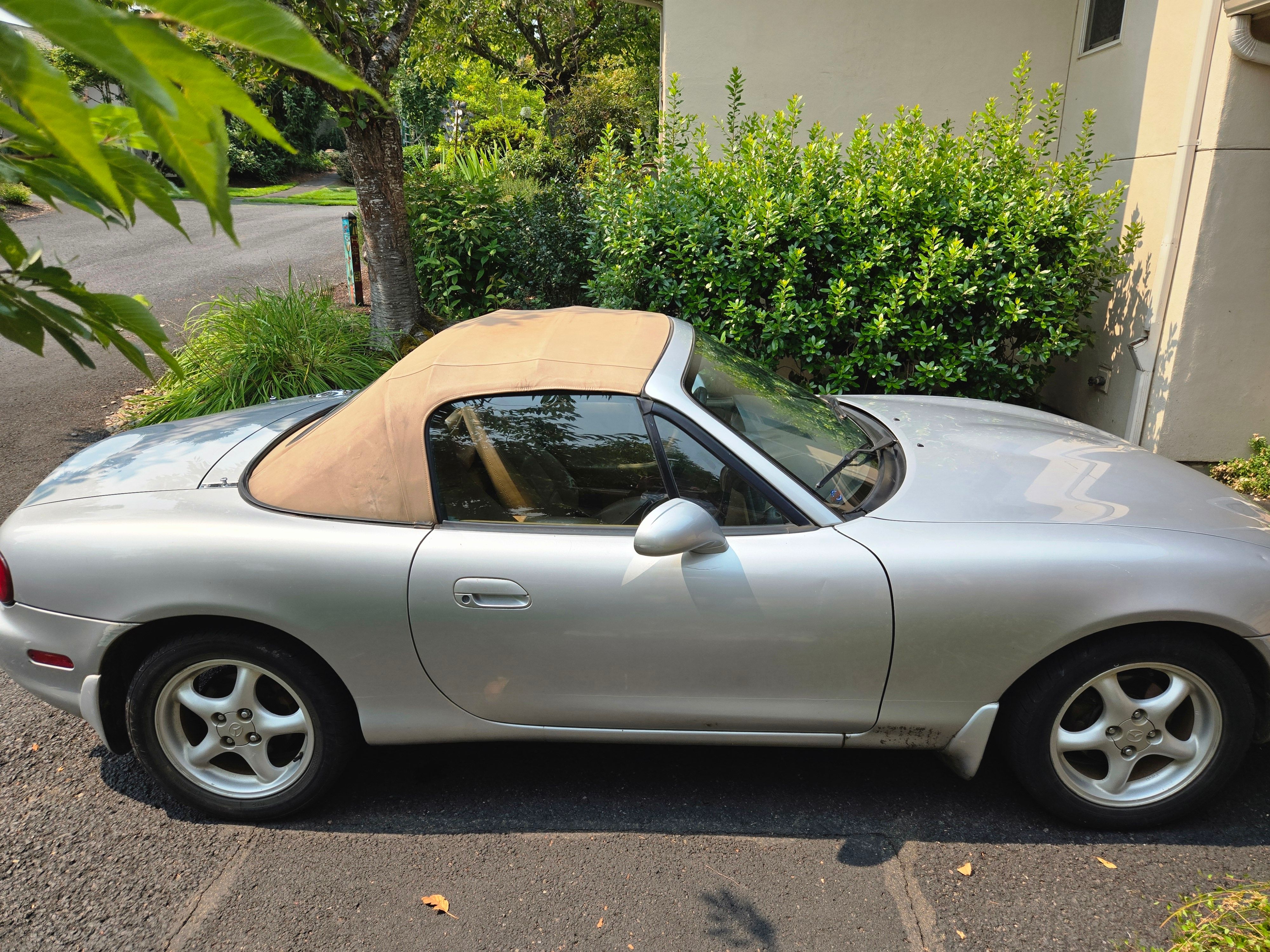 Used 1999 MAZDA MX-5 Miata RWD image 2