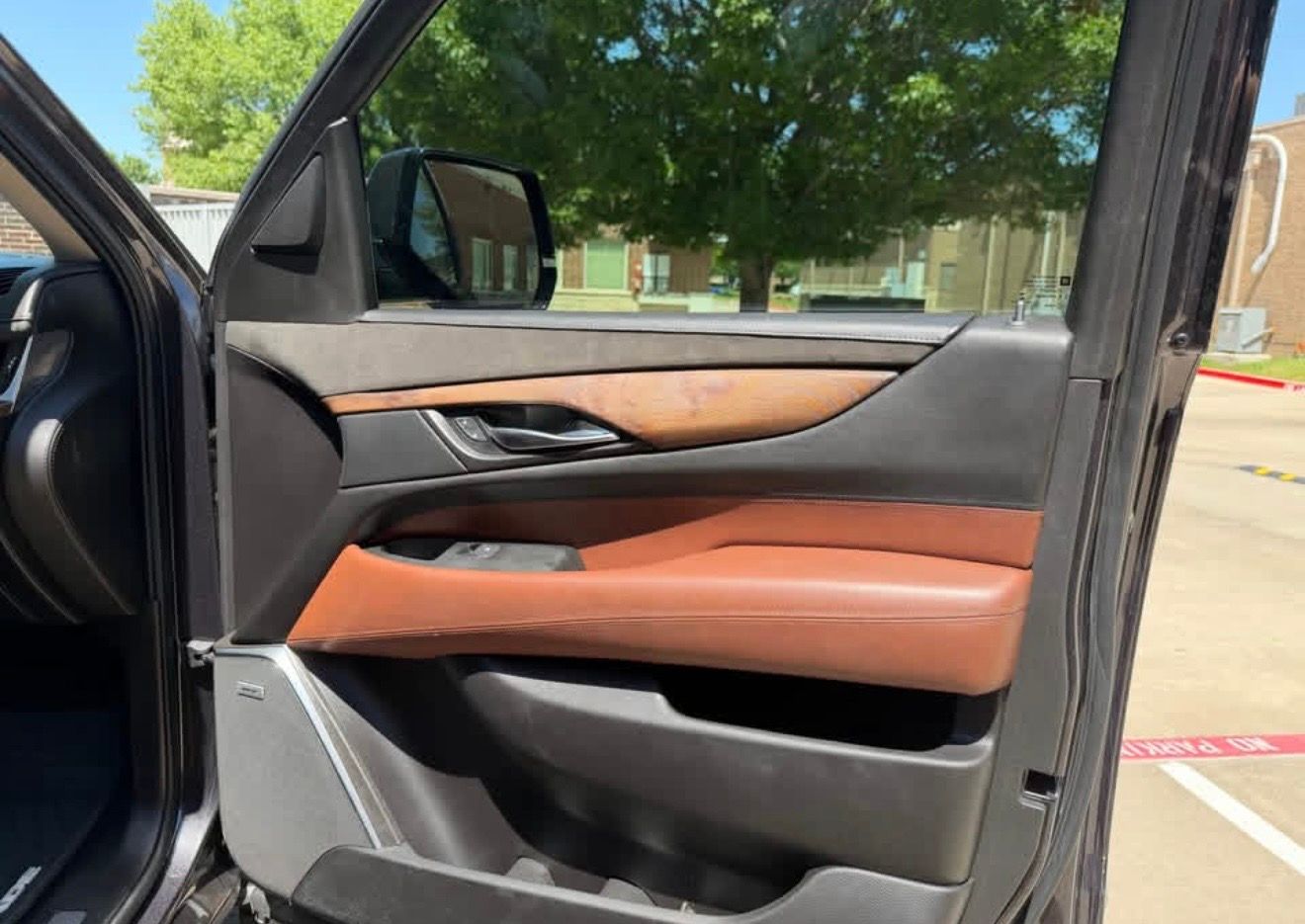Used 2016 Cadillac Escalade Luxury RWD image 6
