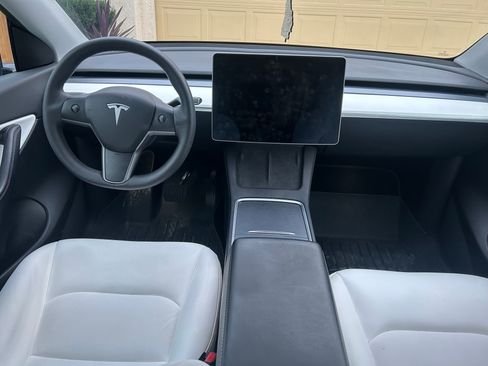 Used 2021 Tesla Model Y Long Range image 9