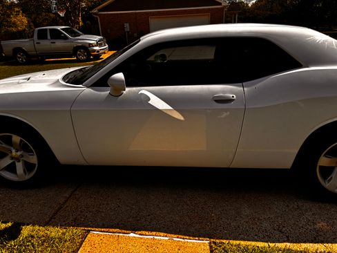 Used 2013 Dodge Challenger SXT RWD image 1