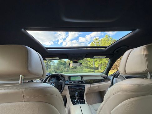 Used 2014 BMW 750i image 17