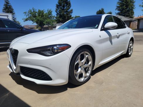 Used 2018 Alfa Romeo Giulia Ti Sport w/ Quick Order Package 22S Sport AWD/4WD image 2