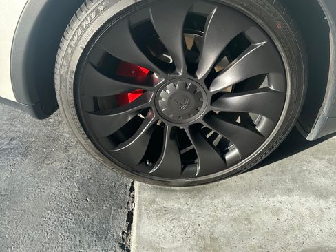 Used 2023 Tesla Model Y Performance image 5