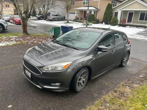 Used 2016 Ford Focus SE w/ SE Sport Package image 11