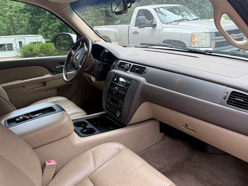 Used 2011 Chevrolet Suburban LT w/ Luxury Package AWD/4WD image 8